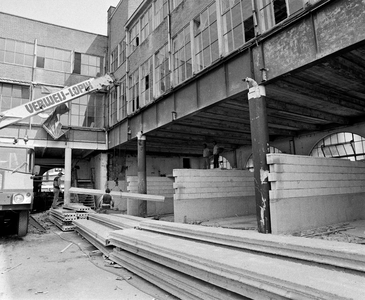 857092 Afbeelding van de werkzaamheden voor de verbouwing tot appartementen van het pand van Drukkerij J. van Boekhoven ...
